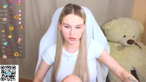 Snapshot of barbieee_doll chatting on 10.12.25 Eva online show from 10.12.25