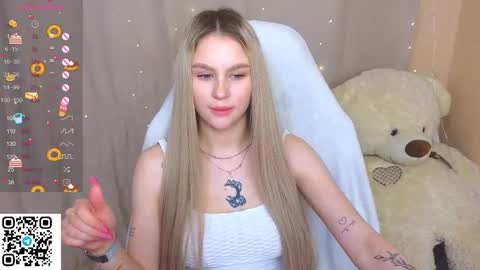 Snapshot of barbieee_doll chatting on 10.19.25 Eva online show from 10.19.25