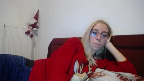 Snapshot of barelylegalblondy chatting on 01.10.25 Lena online show from 01.10.25