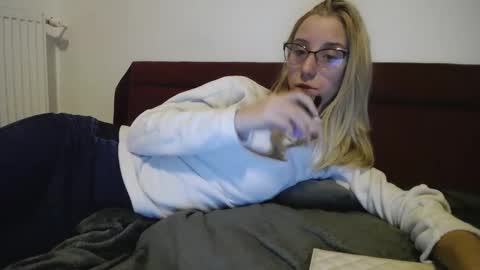 Snapshot of barelylegalblondy chatting on 03.08.25 Lena online show from 03.08.25