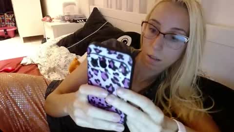 Snapshot of barelylegalblondy chatting on 09.27.25 Lena online show from 09.27.25