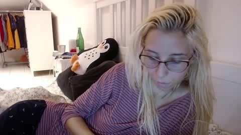 Snapshot of barelylegalblondy chatting on 10.06.25 Lena online show from 10.06.25