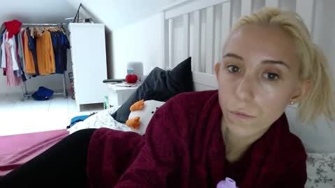 Snapshot of barelylegalblondy chatting on 10.18.25 Lena online show from 10.18.25