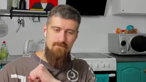 Snapshot of bearded_legend chatting on 09.17.25 Zeus online show from 09.17.25