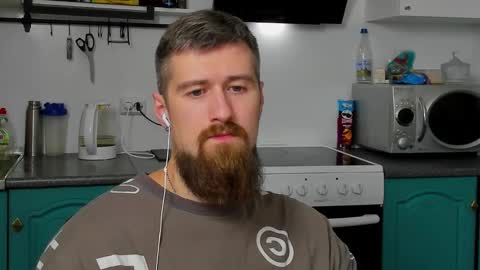 Snapshot of bearded_legend chatting on 10.06.25 Zeus online show from 10.06.25