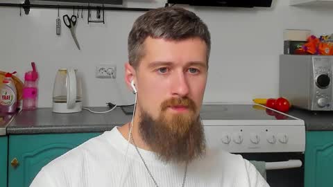 Snapshot of bearded_legend chatting on 10.28.25 Zeus online show from 10.28.25