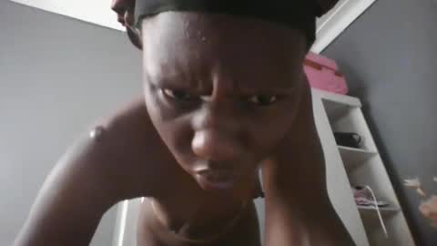 Snapshot of beautie699392 chatting on 12.03.25 Lil stunner online show from 12.03.25