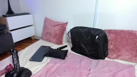 Snapshot of beautifull_wild_girl chatting on 02.15.25 maria online show from 02.15.25