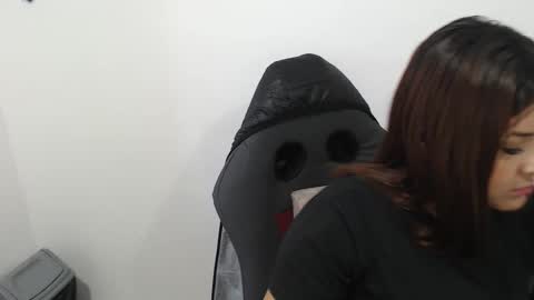 Snapshot of beautyykarol chatting on 11.25.25 beautyykarol online show from 11.25.25