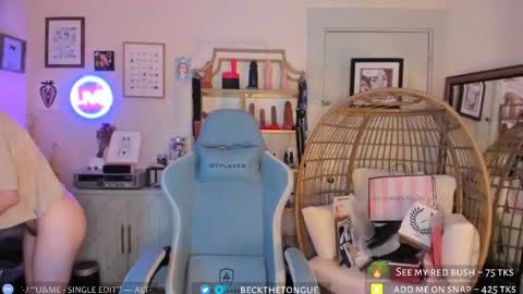 Snapshot of beckthetongue chatting on 10.08.25 Beck the tongue online show from 10.08.25