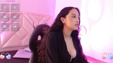 Snapshot of beella_tay1 chatting on 09.14.25 BELLA online show from 09.14.25