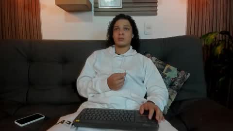 independent model online show from 10.10.25