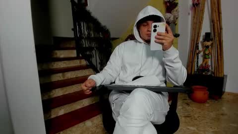 independent model online show from 11.25.25