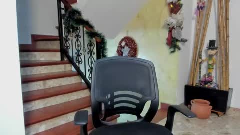 independent model online show from 12.19.25