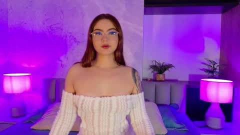 Snapshot of bella01_ chatting on 10.18.25 BELLA online show from 10.18.25