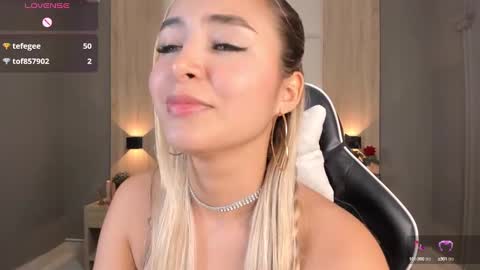Snapshot of bella1207 chatting on 01.07.25 Bella cam online show from 01.07.25