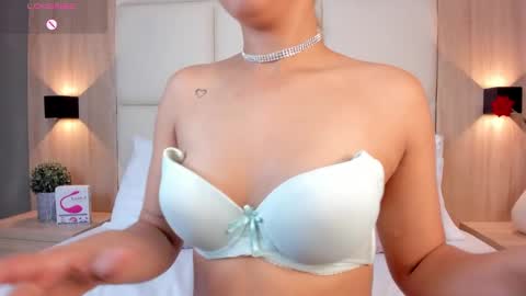 Snapshot of bella1207 chatting on 01.25.25 Bella cam online show from 01.25.25