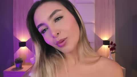 Snapshot of bella1207 chatting on 09.19.25 Bella cam online show from 09.19.25