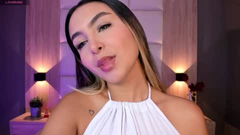 Snapshot of bella1207 chatting on 09.30.25 Bella cam online show from 09.30.25
