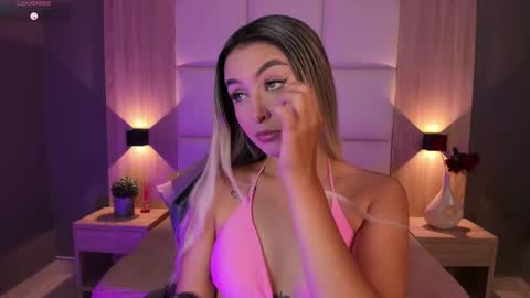 Snapshot of bella1207 chatting on 10.04.25 Bella cam online show from 10.04.25