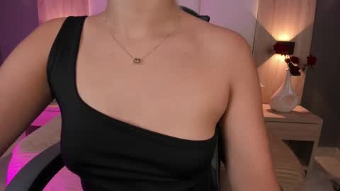 Snapshot of bella1207 chatting on 10.06.25 Bella cam online show from 10.06.25
