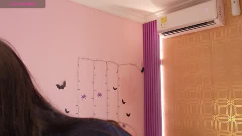 Snapshot of bella19__ chatting on 10.30.25 bella19 online show from 10.30.25