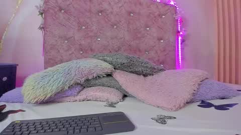 Snapshot of bella__sweets chatting on 12.22.25 Melanie online show from 12.22.25