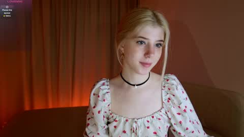 Snapshot of bella_amoury chatting on 05.15.26 Bella online show from 05.15.26