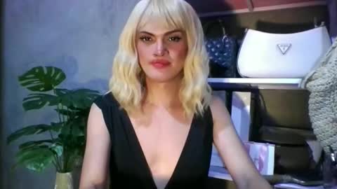 Snapshot of bella_ciaox chatting on 06.09.26 Bella Barbie online show from 06.09.26