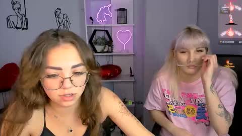 Snapshot of bella_cute12 chatting on 11.07.25 Bella online show from 11.07.25