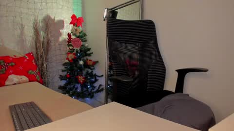 Snapshot of bella_desi chatting on 12.20.24 Dessi online show from 12.20.24