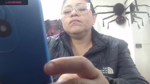 Snapshot of bella_lady_1_ chatting on 10.21.25 lady online show from 10.21.25
