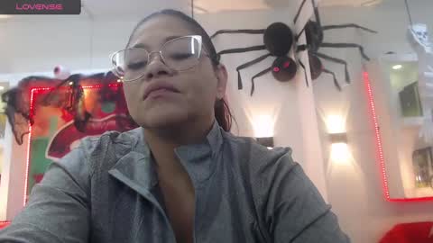 Snapshot of bella_lady_1_ chatting on 10.23.25 lady online show from 10.23.25