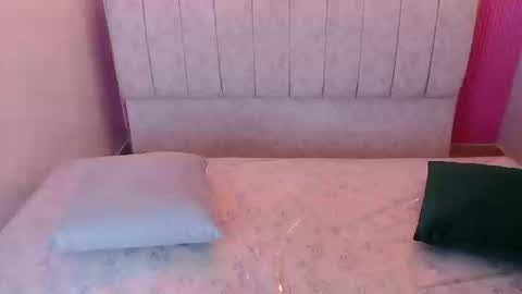 Snapshot of bella_vibes_s chatting on 09.13.25 Bella online show from 09.13.25