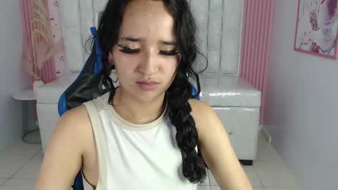 Snapshot of bella_vibes_s chatting on 10.01.25 Bella online show from 10.01.25