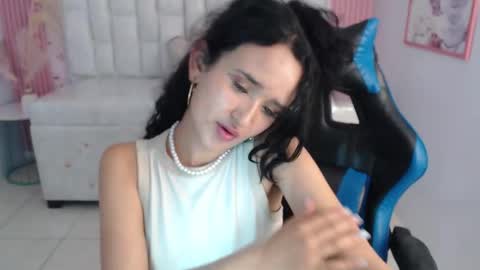 Snapshot of bella_vibes_s chatting on 10.22.25 Bella online show from 10.22.25