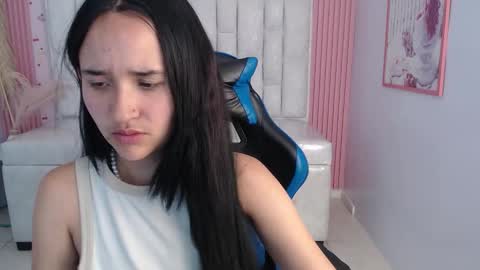 Snapshot of bella_vibes_s chatting on 11.21.25 Bella online show from 11.21.25