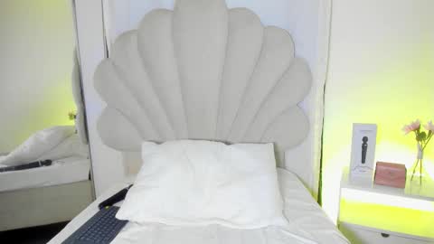 Snapshot of bellaadajud chatting on 03.25.26 Bella Dajud online show from 03.25.26