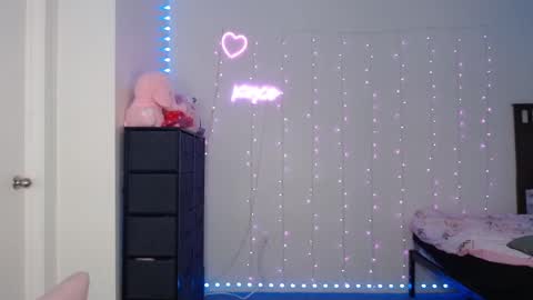 Snapshot of bellamonroee chatting on 03.10.25 Bella Monroe online show from 03.10.25