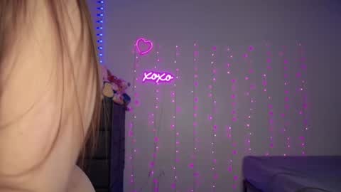Snapshot of bellamonroee chatting on 09.19.25 Bella Monroe online show from 09.19.25