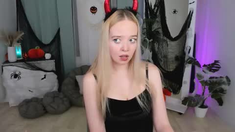 Snapshot of bellamontgomery chatting on 10.29.25 Bella online show from 10.29.25