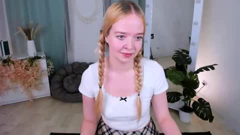 Snapshot of bellamontgomery chatting on 11.04.25 Bella online show from 11.04.25