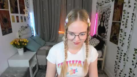 Snapshot of bellamontgomery chatting on 11.09.25 Bella online show from 11.09.25