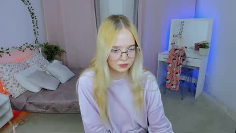 Snapshot of bellamontgomery chatting on 11.14.25 Bella online show from 11.14.25