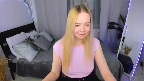 Snapshot of bellamontgomery chatting on 11.24.25 Bella online show from 11.24.25