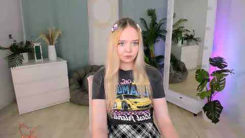 Snapshot of bellamontgomery chatting on 12.03.25 Bella online show from 12.03.25