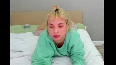 Snapshot of bellaseein chatting on 12.15.24 Bella Seen online show from 12.15.24