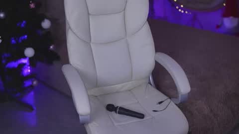 Snapshot of bellaspark_ chatting on 12.17.25 BELLA online show from 12.17.25