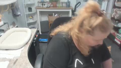 Snapshot of bellavoca chatting on 11.22.25 Bellavoca online show from 11.22.25