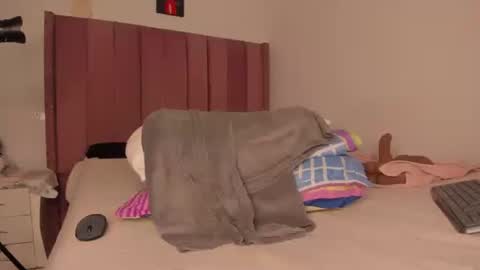 Snapshot of bellaxtar chatting on 03.11.25 Bella online show from 03.11.25